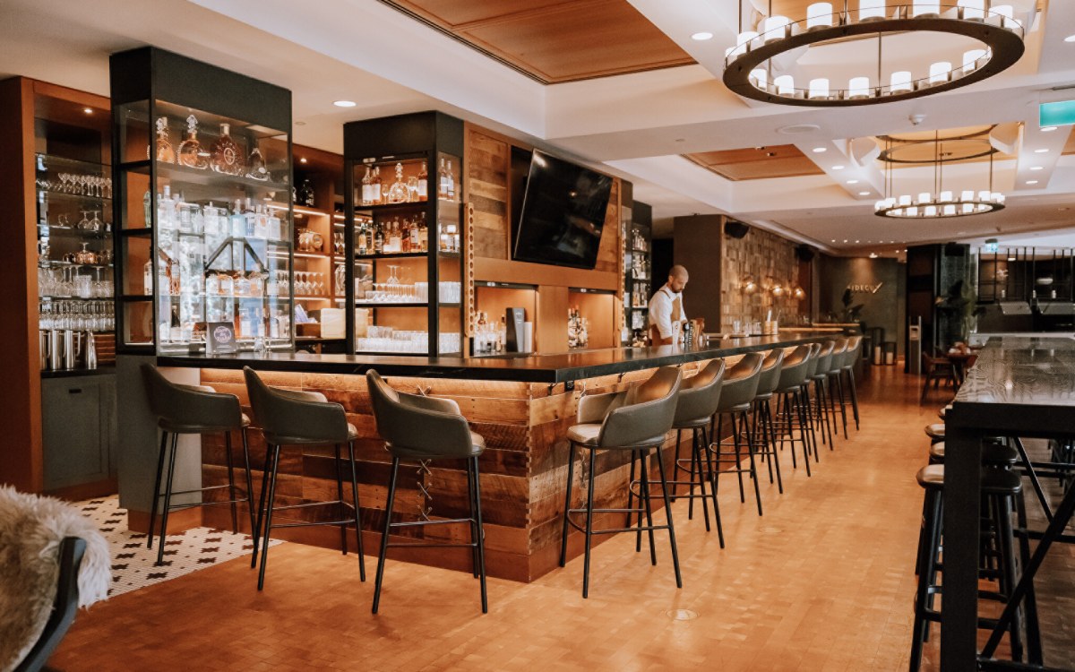 Four Seasons Whistler - Braidwood Tavern, bar chairs